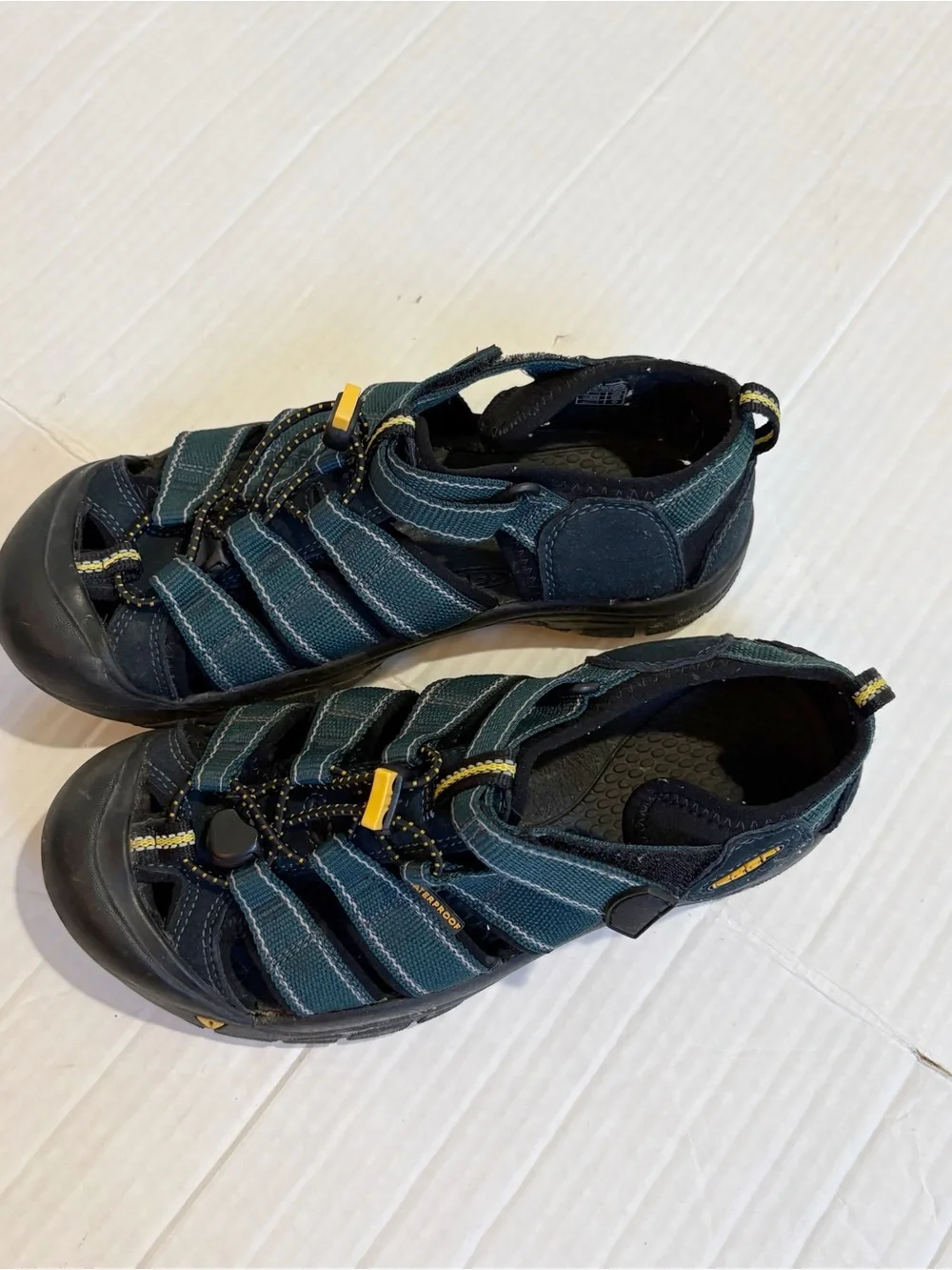 Keen Newport Sandals Big Kid’s Size 5 Hiking Water Shoes Keens Outdoor Travel